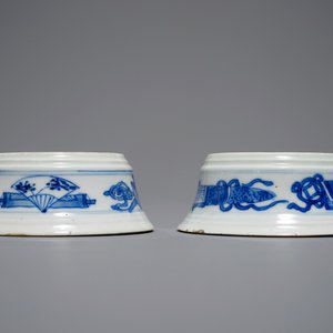 Een paar ronde Chinese blauwwitte zoutvaten met kostbaarheden, Kangxi — foto 5
