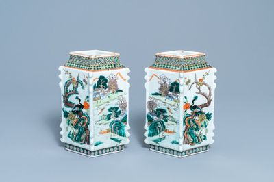 Een paar ruitvormige Chinese famille verte vazen, 19e eeuw