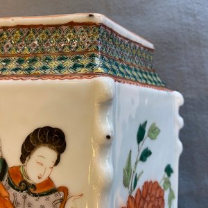 Een paar ruitvormige Chinese famille verte vazen, 19e eeuw — foto 18