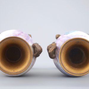 Een paar Sèvres porseleinen vazen met montuur in brons en email champlevé, 19e eeuw — foto 5
