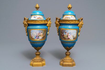Een paar Sèvres-stijl 'bleu céleste' dekselvazen met vergulde bronsmontuur, Frankrijk, 19e eeuw