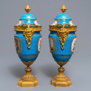 Een paar Sèvres-stijl 'bleu céleste' dekselvazen met vergulde bronsmontuur, Frankrijk, 19e eeuw — foto 4