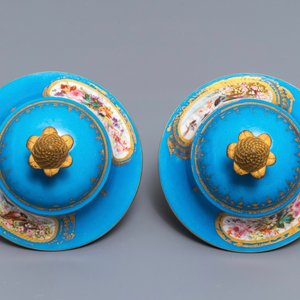 Een paar Sèvres-stijl 'bleu céleste' dekselvazen met vergulde bronsmontuur, Frankrijk, 19e eeuw — foto 7