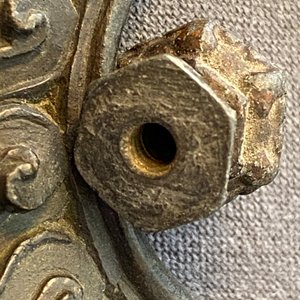 Een paar Sino-Tibetaanse bronzen figuren van Boeddha Amitayus, Qianlong — foto 14