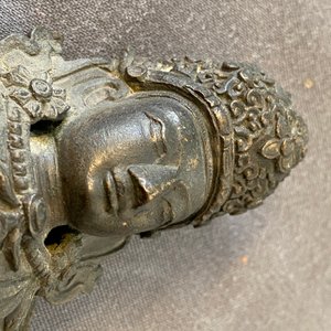 Een paar Sino-Tibetaanse bronzen figuren van Boeddha Amitayus, Qianlong — foto 9
