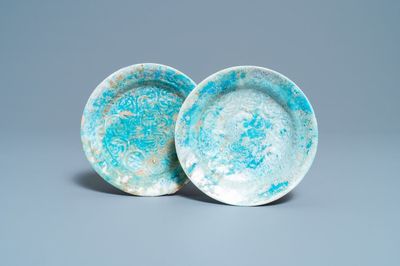Een paar turquoise-geglazuurde borden met reliëfdecor, Raqqa, Syrië, 13/14e eeuw