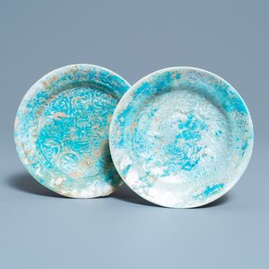 Een paar turquoise-geglazuurde borden met reliëfdecor, Raqqa, Syrië, 13/14e eeuw — foto 1
