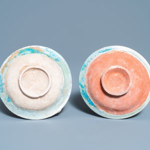 Een paar turquoise-geglazuurde borden met reliëfdecor, Raqqa, Syrië, 13/14e eeuw — foto 3