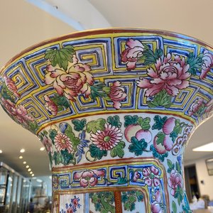 Een paar uitzonderlijk grote Chinese famille rose vazen, 19e eeuw — foto 13