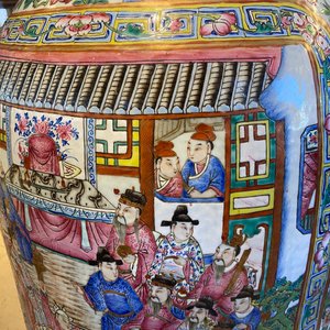 Een paar uitzonderlijk grote Chinese famille rose vazen, 19e eeuw — foto 19