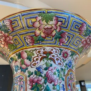 Een paar uitzonderlijk grote Chinese famille rose vazen, 19e eeuw — foto 27