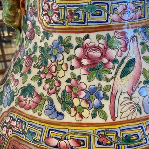 Een paar uitzonderlijk grote Chinese famille rose vazen, 19e eeuw — foto 47