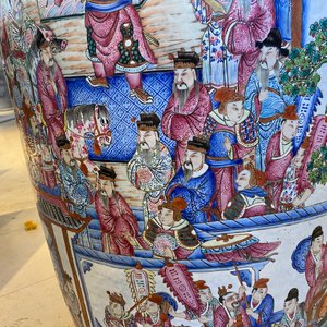Een paar uitzonderlijk grote Chinese famille rose vazen, 19e eeuw — foto 53