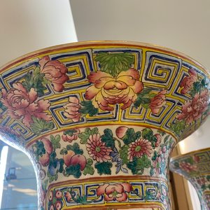 Een paar uitzonderlijk grote Chinese famille rose vazen, 19e eeuw — foto 71