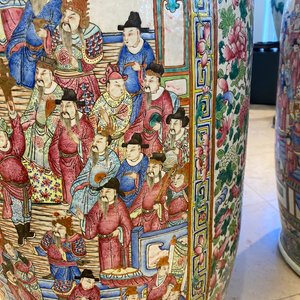 Een paar uitzonderlijk grote Chinese famille rose vazen, 19e eeuw — foto 82