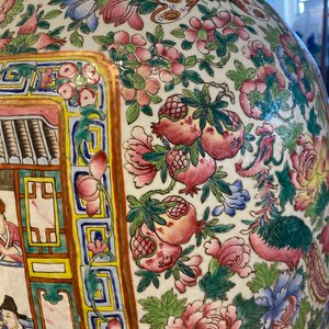 Een paar uitzonderlijk grote Chinese famille rose vazen, 19e eeuw — foto 86