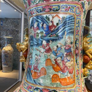 Een paar uitzonderlijk grote Chinese famille rose vazen, 19e eeuw — foto 110