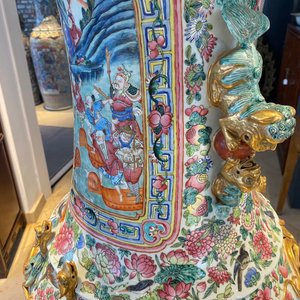 Een paar uitzonderlijk grote Chinese famille rose vazen, 19e eeuw — foto 119