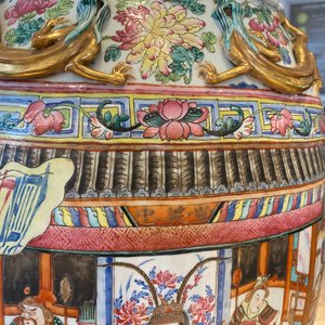 Een paar uitzonderlijk grote Chinese famille rose vazen, 19e eeuw — foto 130