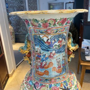 Een paar uitzonderlijk grote Chinese famille rose vazen, 19e eeuw — foto 13