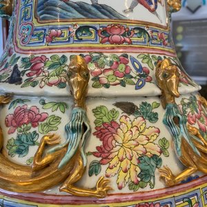Een paar uitzonderlijk grote Chinese famille rose vazen, 19e eeuw — foto 131