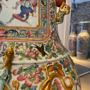 Een paar uitzonderlijk grote Chinese famille rose vazen, 19e eeuw — foto 136