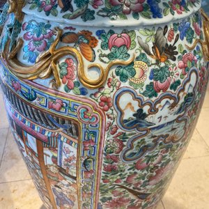 Een paar uitzonderlijk grote Chinese famille rose vazen, 19e eeuw — foto 145