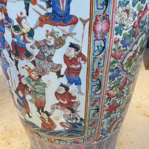 Een paar uitzonderlijk grote Chinese famille rose vazen, 19e eeuw — foto 41