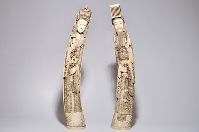 Een paar uitzonderlijk grote Chinese ivoren figuren van een keizer en zijn vrouw, 19e eeuw