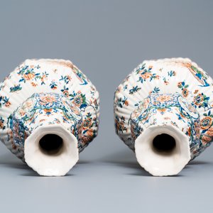 Een paar uitzonderlijk grote geribde Delftse kasjmier palet vazen met bloemenvazen, ca. 1700 — foto 8