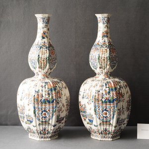 Een paar uitzonderlijk grote geribde Delftse kasjmier palet vazen met bloemenvazen, ca. 1700 — foto 10