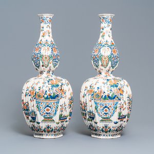 Een paar uitzonderlijk grote geribde Delftse kasjmier palet vazen met bloemvazen, ca. 1700 — foto 1