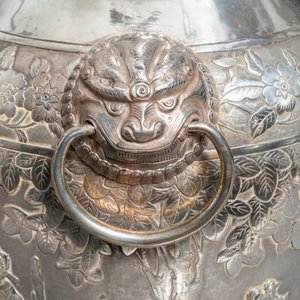 Een paar uitzonderlijke grote Chinese zilveren vazen met reliëfdecor, 19e eeuw — foto 19