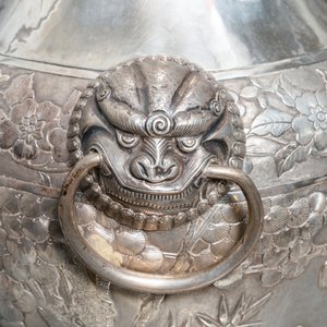 Een paar uitzonderlijke grote Chinese zilveren vazen met reliëfdecor, 19e eeuw — foto 23