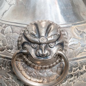 Een paar uitzonderlijke grote Chinese zilveren vazen met reliëfdecor, 19e eeuw — foto 24