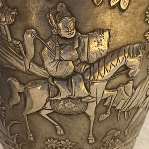 Een paar uitzonderlijke grote Chinese zilveren vazen met reliëfdecor, 19e eeuw — foto 46