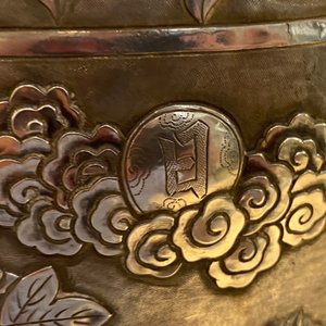 Een paar uitzonderlijke grote Chinese zilveren vazen met reliëfdecor, 19e eeuw — foto 47