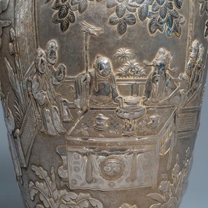 Een paar uitzonderlijke grote Chinese zilveren vazen met reliëfdecor, 19e eeuw — foto 8