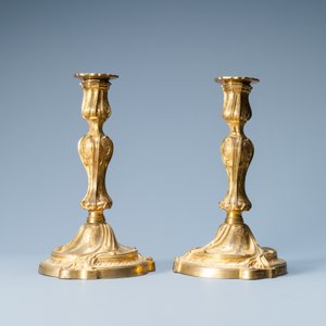 Een paar vergulde bronzen kandelaars, Frankrijk, 18e eeuw — foto 4