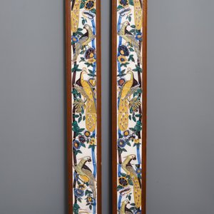 Een paar verticale polychrome Delftse tegeltableaus met pauwen, eind 18e eeuw — foto 2