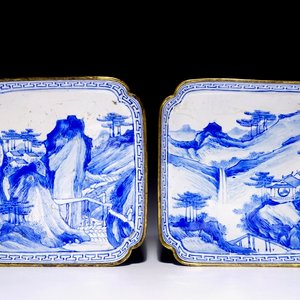 Een paar vierkante blauw-witte Chinese schaaltjes in Canton emaille, 18e eeuw — foto 1