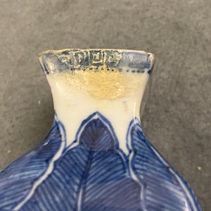 Een paar vierkante Chinese blauw-witte dekselvaasjes en een theebus, Kangxi — foto 11