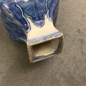 Een paar vierkante Chinese blauw-witte dekselvaasjes en een theebus, Kangxi — foto 12