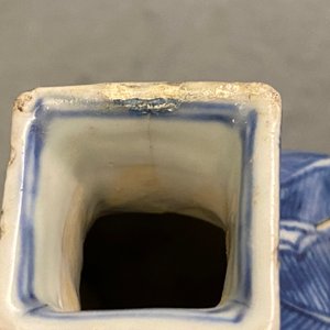 Een paar vierkante Chinese blauw-witte dekselvaasjes en een theebus, Kangxi — foto 13