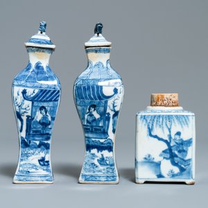 Een paar vierkante Chinese blauw-witte dekselvaasjes en een theebus, Kangxi — foto 2
