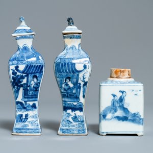 Een paar vierkante Chinese blauw-witte dekselvaasjes en een theebus, Kangxi — foto 4