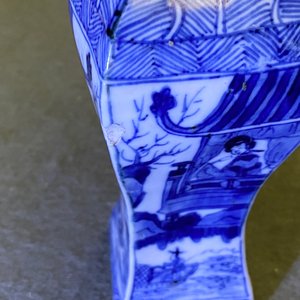 Een paar vierkante Chinese blauw-witte dekselvaasjes en een theebus, Kangxi — foto 10