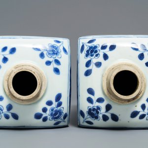 Een paar vierkante Chinese blauw-witte theebussen met landschappen en bloemen, Kangxi — foto 6