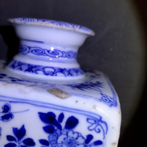 Een paar vierkante Chinese blauwwitte theebussen met Lange Lijzen, Yu merk, Kangxi — foto 11