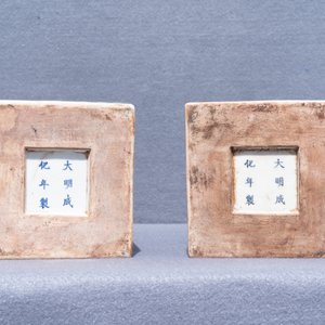 Een paar vierkante Chinese famille noire vazen, Kangxi merk, 19e eeuw — foto 11